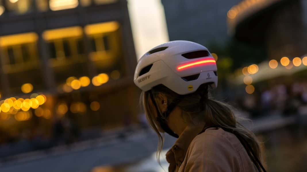 Scott La Mokka Plus Sensor: Neuer Fahrrad-Helm mit integriertem Bremslicht