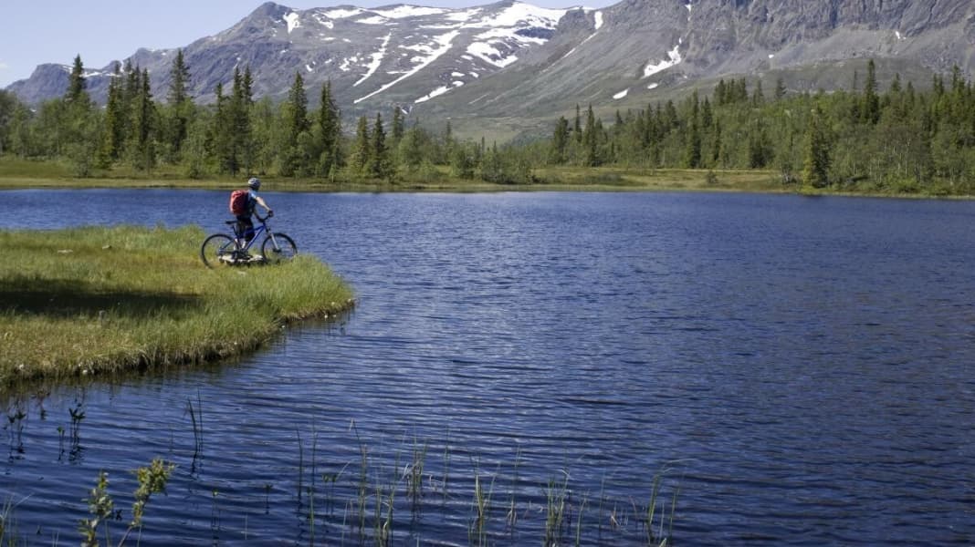 Fahrradreise durch idyllische Fjordlandschaft
