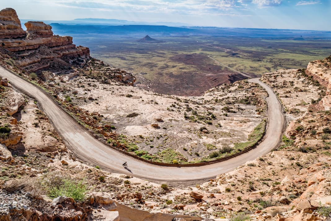 Einsame Straßen und Schotterpisten verbinden die Nationalparks in Utah
