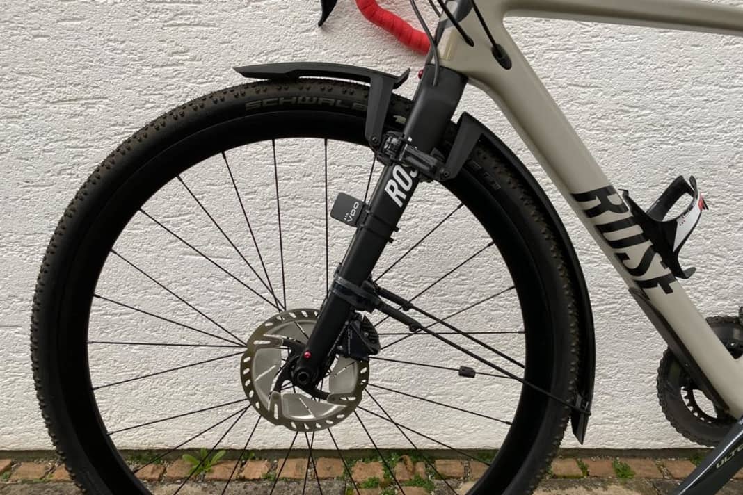 So sieht das fertig montierte Schutzblech SKS Speedrocker am Vorderrad aus ... 