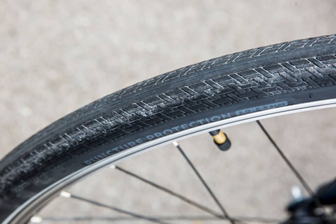 Schön, wie leise und geschmeidig die fast profillosen, mit nur 600 Gramm auch leichten Reifen über den Asphalt surren!