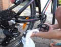 Wer seine Fahrradkette regelmäßig reinigt und schmiert, kann deren Lebensdauer um einiges verlängern.