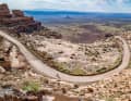 Einsame Straßen und Schotterpisten verbinden die Nationalparks in Utah