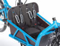 Das Cabrio-Verdeck für die Kindersitze macht den Transporter zur Familienkutsche.