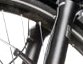 Am Holm der Rockshox-Gabeln soll ein Kabelsammler Ordnung schaffen – was nicht immer gelingt.