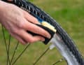 Laufrad Nehmen Sie die Laufräder heraus, um sie besser reinigen zu können. Anfeuchten, Reiniger aufsprühen, mit dem Schwamm Reifen und Felgenflanke wischen. Dann abspülen und trocknen. Besonders wichtig bei Felgenbremsen. Hier entsteht sonst Schmirgelpaste.