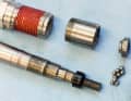 Lagerleben im Detail: Das hier abgebildete Shimano-Achslager ist bewährt langlebig und zudem austauschbar. In der eingeschraubten Alu-Hülse (oben links) sitzt ein großes Lager aus Spezialpolymer, in dem sich die polierte Achse (unten links) dreht. Auf ihr äußeres Ende ist eine Metallhülse (oben Mitte) geschraubt, in deren beiden Enden sich zwei Kugelläufe für lose Lagerkugeln (unten rechts) befinden. Sie werden vom Schraubkonus (oben rechts) und dem Achskonus am Platz gehalten. Diese Konstruktion erlaubt relativ große und damit robuste Lagerbauteile. Wer will, könnte sie nachjustieren.