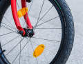 Die kleinen Laufräder rollen unruhiger als 28-Zöller. Dafür darf man das Bike in den meisten Verkehrsverbünden als 20-Zoll-Rad sogar ungefaltet kostenlos transportieren.
