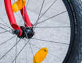 Die kleinen Laufräder rollen unruhiger als 28-Zöller. Dafür darf man das Bike in den meisten Verkehrsverbünden als 20-Zoll-Rad sogar ungefaltet kostenlos transportieren.