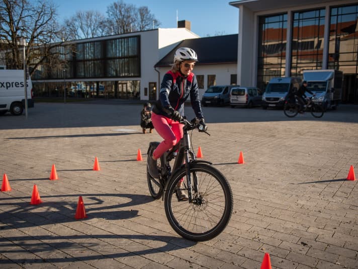 Bevor Sie sich mit Ihrem neuen E-Bike in den Verkehr stürzen, sollten Sie “Trockenübungen” machen, um ihr Bike kennenzulernen. Empfehlenswert kann auch ein Fahrtechnik-Training sein.
