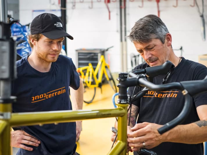 Einzelaufbau: Je ein 
Mechaniker baut das komplette Rad. Gibt es Probleme, hilft ein Kollege.
