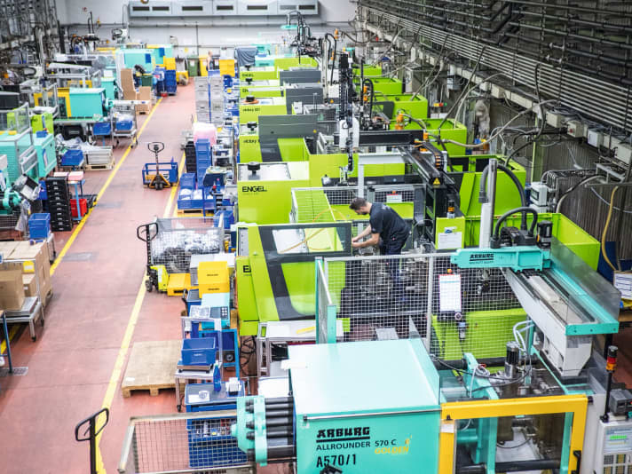 Hightech-Maschinen statt Handarbeit: die Grundlage industrieller Produktion in Deutschland