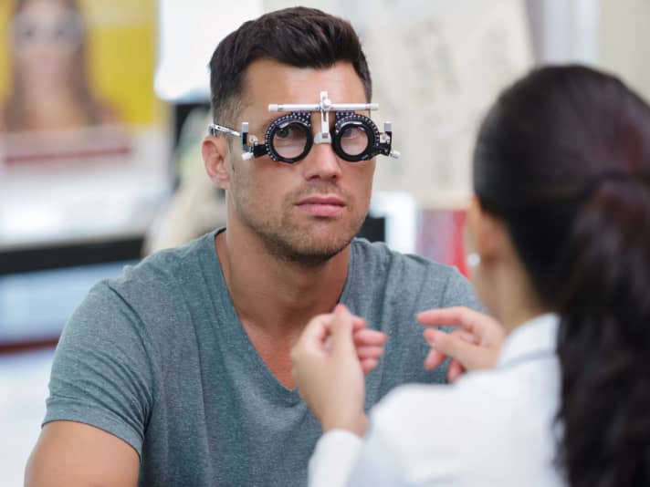 Die exakte Bestimmung der Fehlsichtigkeit durch einen erfahrenen Optiker ist Voraussetzung für die gelungene Direktverglasung einer Sportbrille. 