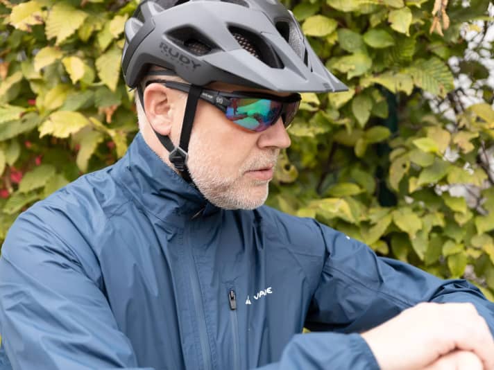Vorteil Gleitsicht-Sportbrille: Auf dem Rad ist nicht nur der Radweg voraus klar zu erkennen, sondern auch die Anzeige auf der Fitnessuhr. 