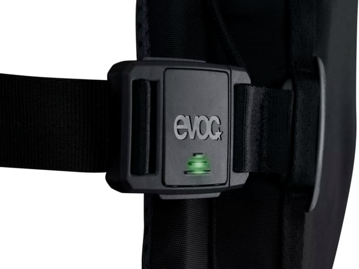 Durch das Schließen der Magnetschnalle am Brustgurt wird der Airbag am Evoc Commute A.I.R. Pro 18 aktiviert. 