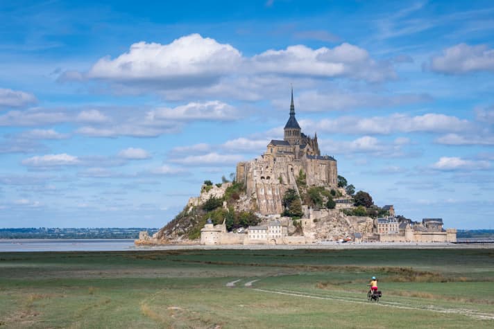 Eindrucksvoll ragt der Mont Saint-Michel aus dem Meer.