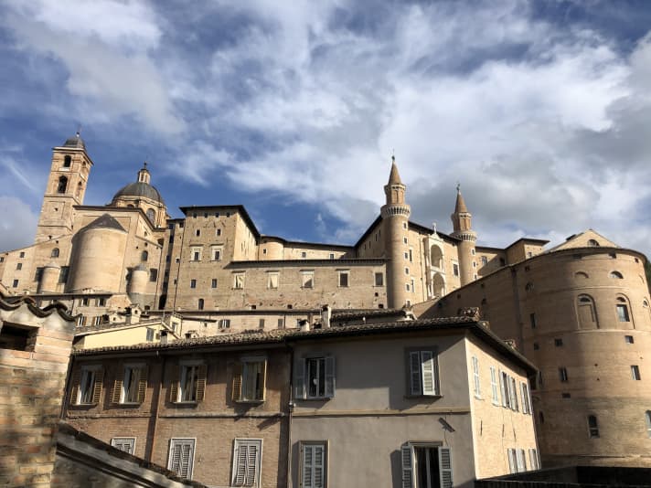 Urbino ist der Geburtsort des Künstlers Raffael. Über der Stadt thront der Palazzo Ducale, einst Residenz der Montefeltro