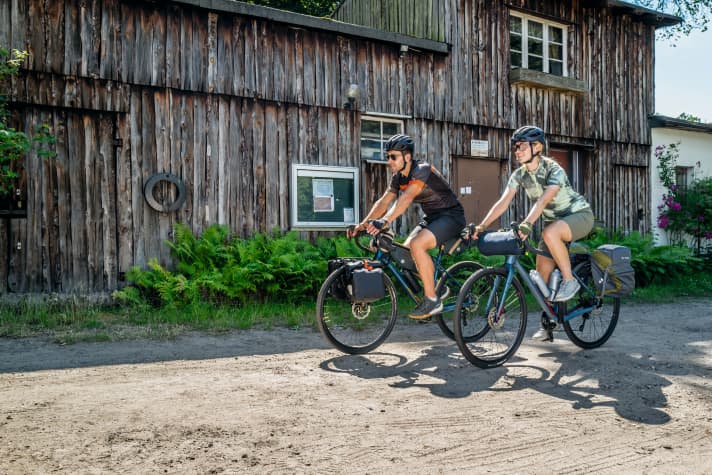 Trendmotor Gravelbike: Bikepacking-Outfits und -Zubehör mit Funktion und Stil