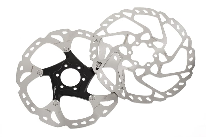   Links eine zweiteilige IS2000-Scheibe mit Spider, rechts eine einteilige Scheibe.