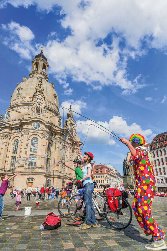   Neumarkt mit Blick auf die Frauenkirche in Dresden