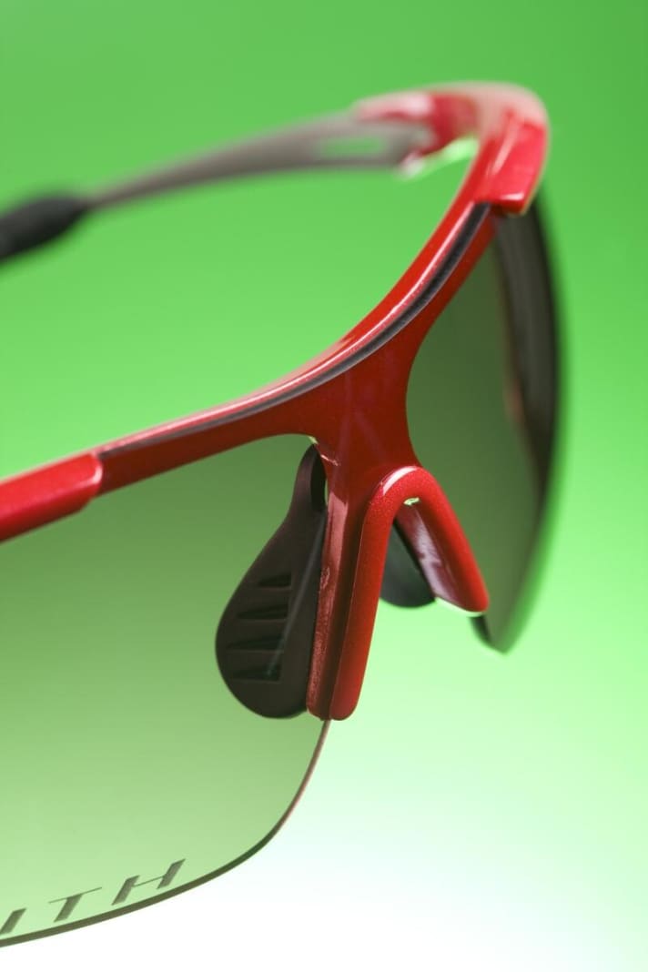   Nicht nur vor Sonnenstrahlen schützen Brillen, sie schützen die Augen ebenfalls vor Wind, Insekten, Staub oder kleinen Steinchen.