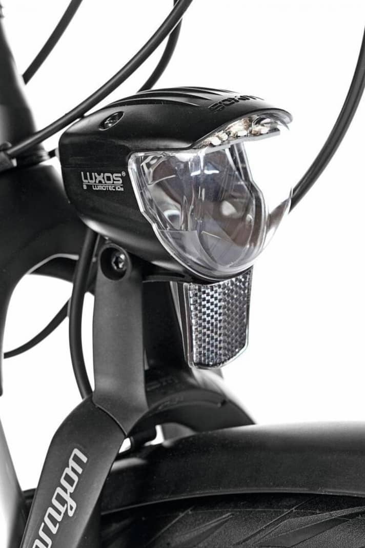   Purer "Luxos": Der 70 Lux-Scheinwerfer breitet einen intensiven Lichtteppich vors Vorderrad.