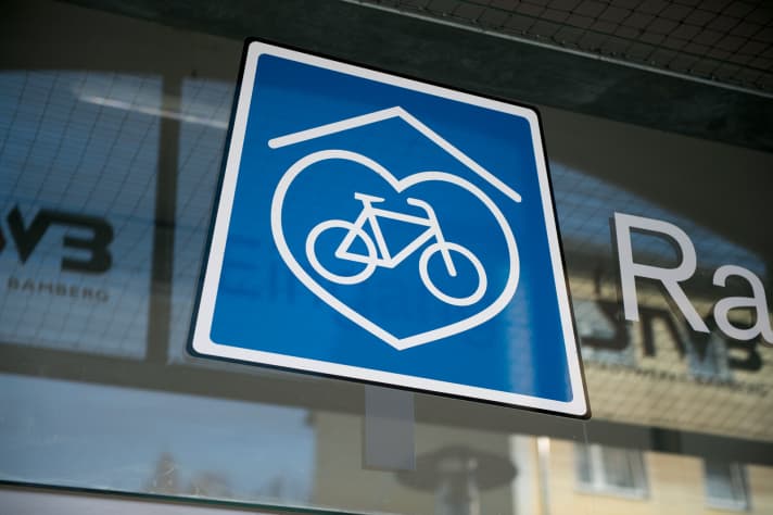   Fahrrad-Parkhaus – leicht zu erkennen an diesem Schild