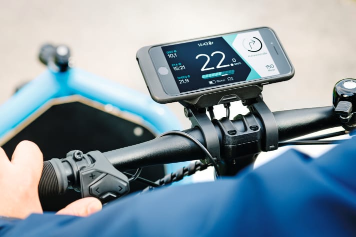   Anschluss an den E-Bike-Akku: Das Smartphone Hub von Bosch nutzt das Display des Mobiltelefons und liefert auf Wunsch genügend Strom.