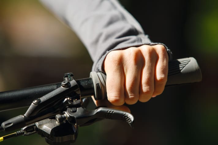   Die richtige Griffposition ist entscheidend für entspanntes Radfahren. Oft lösen bereits kleine Veränderungen der Arm- und Handhaltung Probleme mit tauben Fingern oder Schmerzen im Nacken.