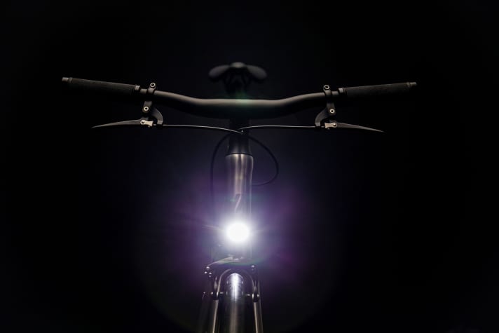   Beleuchtung am Rad sorgt nicht nur für ausreichend Sicht bei Dunkelheit sondern auch für Sicherheit.