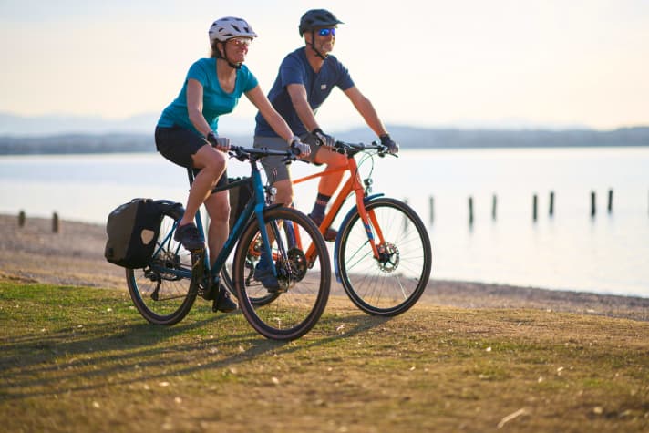   Bei der Budgetplanung für den Fahrradkauf sollte immer auch benötigtes Zubehör eingerechnet werden wie zum Beispiel ein Helm, Packtaschen und Fahrradkleidung.