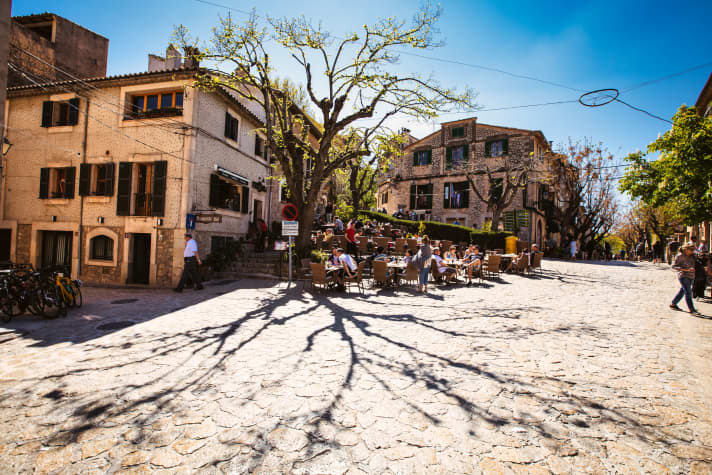 Auf einem Marktplatz die Sonne und einen guten Café con leche genießen. Auch deshalb ist Mallorca bei Radfahrern im Frühjahr so beliebt.