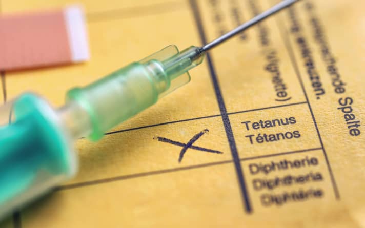 Erwachsene müssen ihren Impfschutz gegen Tetanus alle zehn Jahre auffrischen.