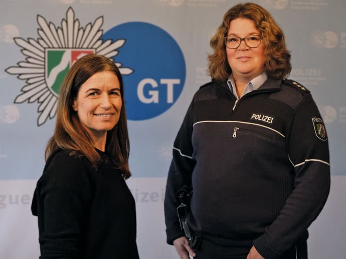 Pia Coulthard (links) und Jutta Möhring (rechts) arbeiten als Verkehrssicherheitsberaterinnen im Kreis Gütersloh. Sie vermitteln, wie sich Unfälle vermeiden lassen.
