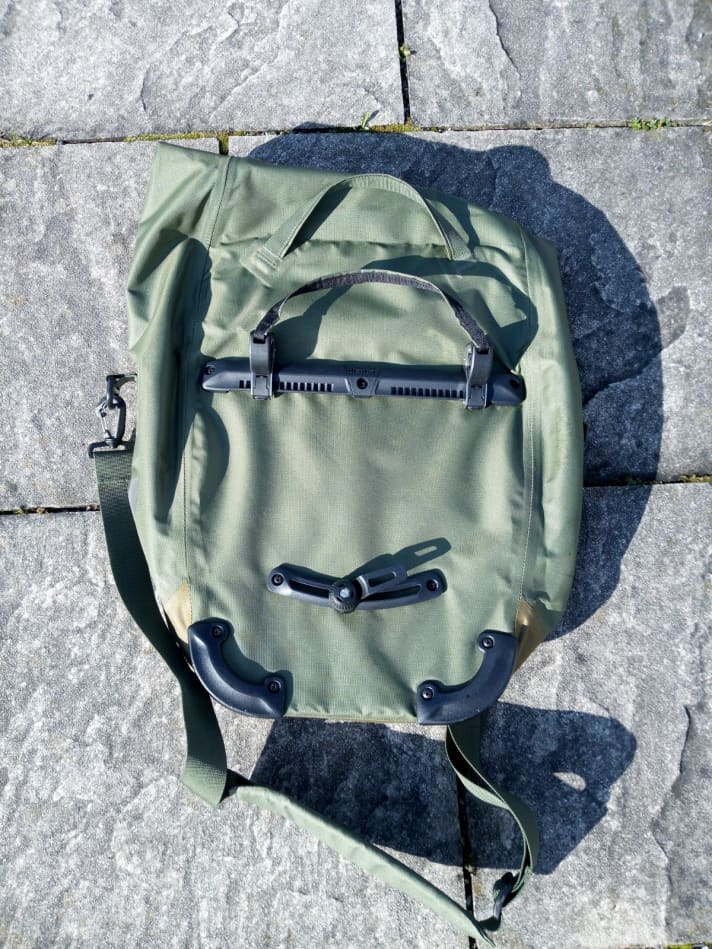 Die neuen Deuter Packtaschen Weybridge und Mainhattan sind sehr hochwertig verarbeitet und über das Bag Fix System flexibel an alle Gepäckträgerarten anpassbar.