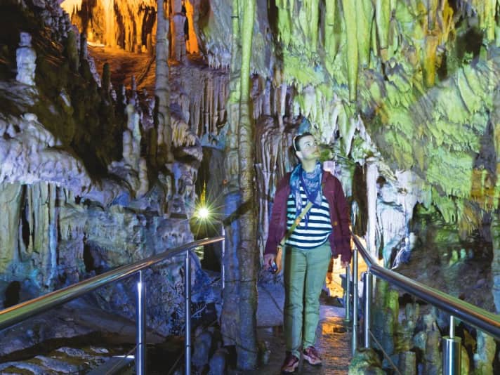 Ein Naturschauspiel wie aus einem Märchen. Erst per Kahnfahrt, dann zu Fuß erkundet man die Glyfáda-Höhle bei Pýrgos Diroú