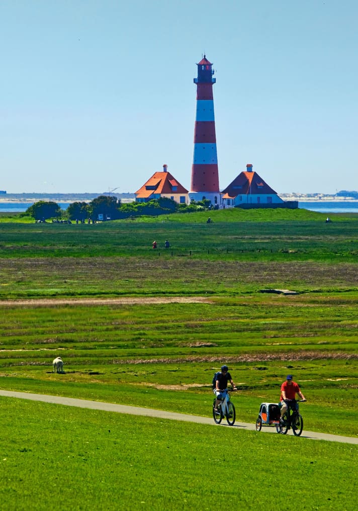 Auf dem Fernradweg Deutsche Nordseeküste schon von Weitem zu sehen: der Westerhever Leuchtturm.