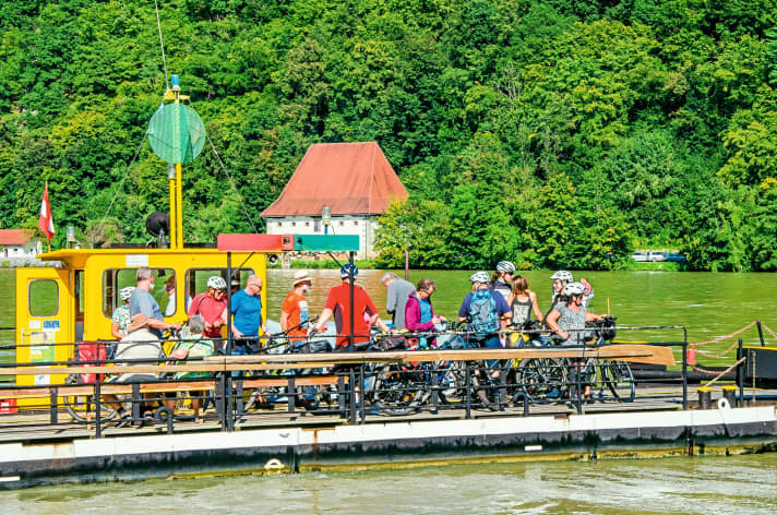Bike & Boot auf der Trans-Bayerwald: Mit der Fähre geht es auf die Donau mit ihren malerischen ­Aussichten