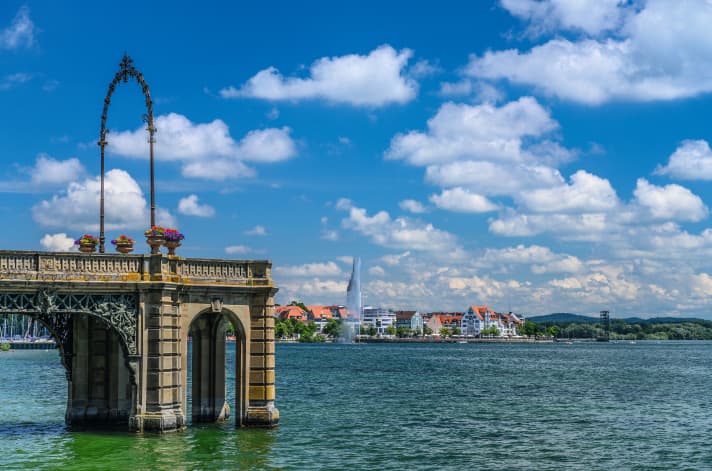 Barocke Architektur findet sich auch direkt am See: der Schlosssteg in Friedrichshafen.