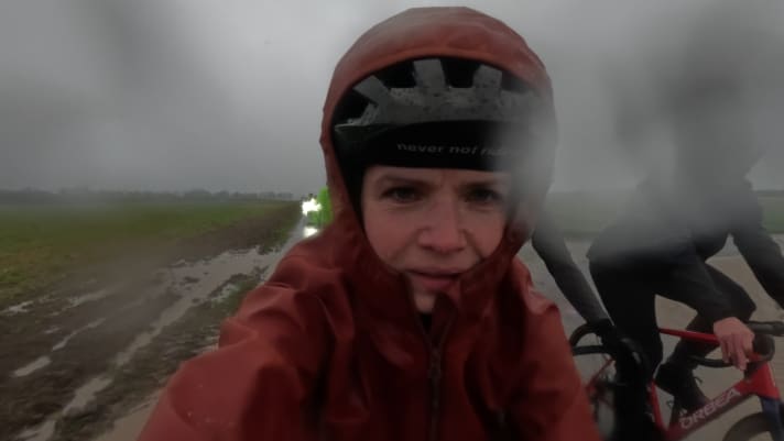 Gut, dass die Kapuze der Jacke über den Helm passt. Die Schneeflocken auf der Kamera verraten, wie das Wetter war. Den Wind sieht man im Standbild leider nicht.