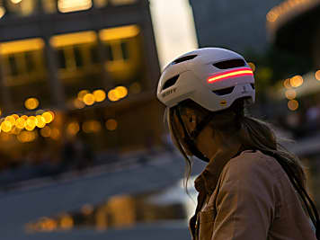 Neuer Fahrrad-Helm mit integriertem Bremslicht