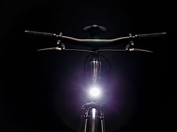 Radfahren in der Dunkelheit: Front- & Rücklichter im Test