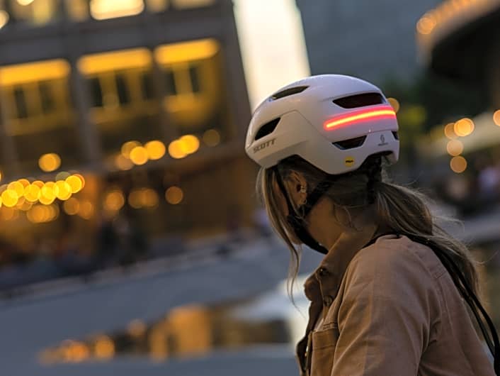 Neuer Fahrrad-Helm mit integriertem Bremslicht