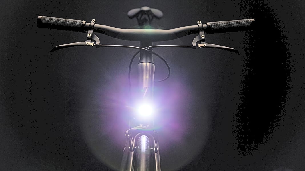 Radfahren in der Dunkelheit: Front- & Rücklichter im Test