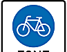 Fahrradzone – hier haben Radfahrende Vorrang
Mit dem neuen Verkehrszeichen „Fahrradzone“ ist es möglich, größere Bereiche nach den Regeln für Fahrradstraßen einzurichten. Hier haben Radfahrer Vorrang, Autofahrer sind dazu verpflichtet, hinter ihnen herzufahren. Erlaubtes Tempo für PKW: maximal 30 km/h