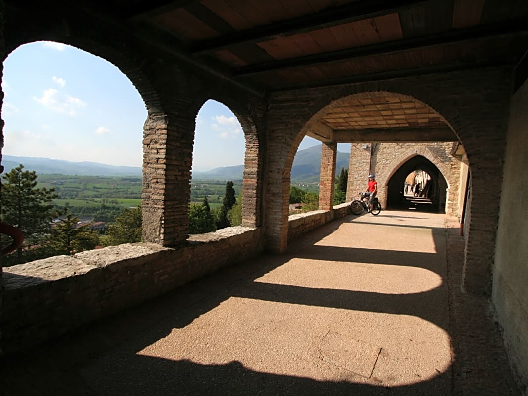 Von Fossato di Vico reicht der Blick weit über das Tal.