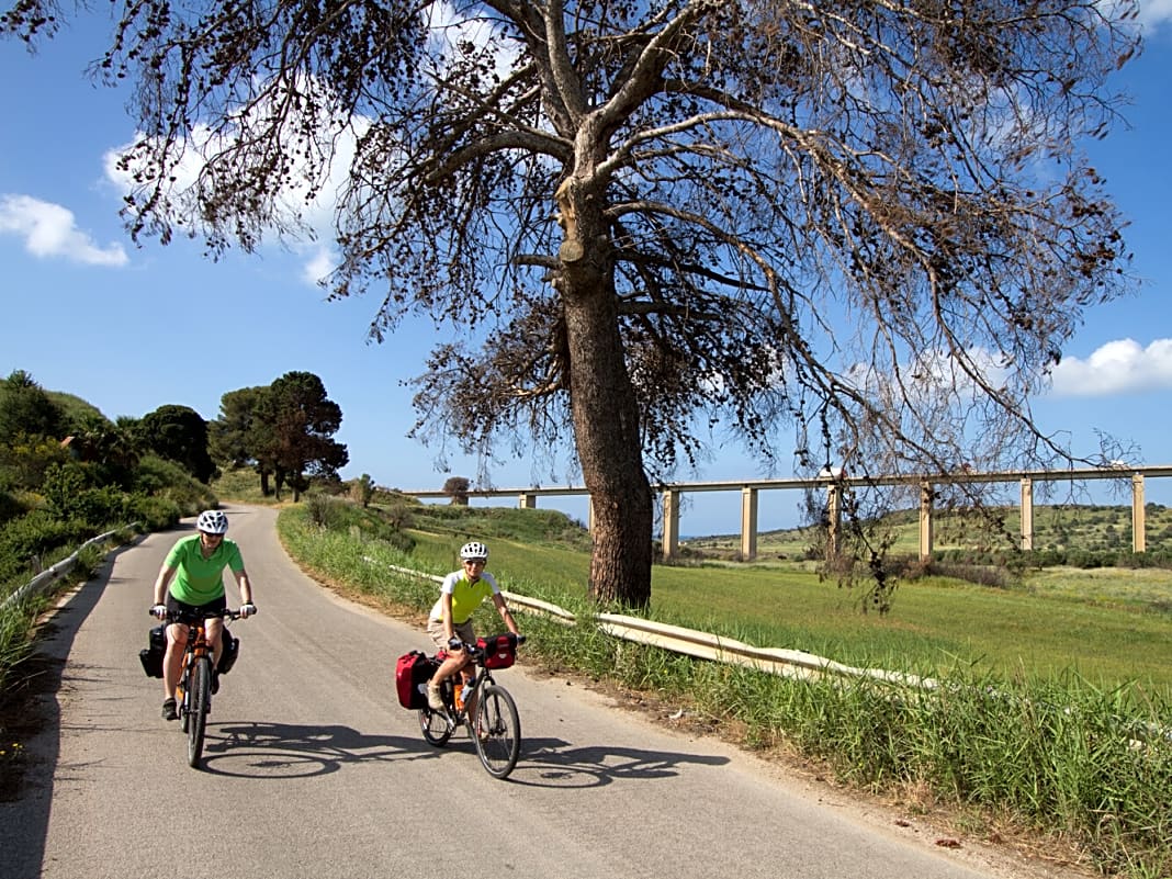 Südlich von Trapani kann der Radfahrer Teile der alten Bundesstraße nutzen.