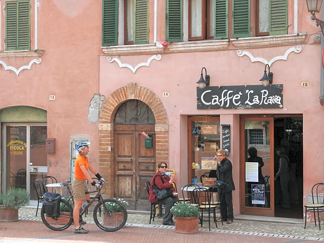 Kleine Cafés finden sich in jeder Ortschaft. Der "Espresso al Banco" ist italienische Lebensart.