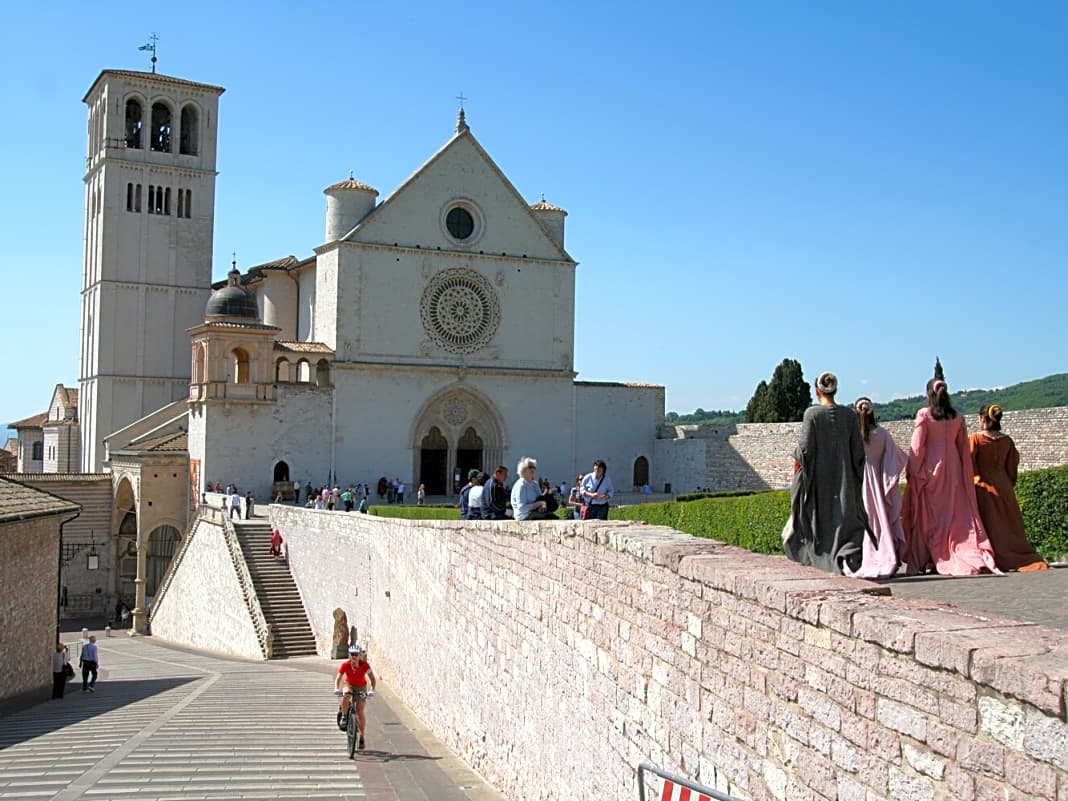 Weltberühmt: Die als Doppelkirche gebaute Basilika San Francesco in Assisi.