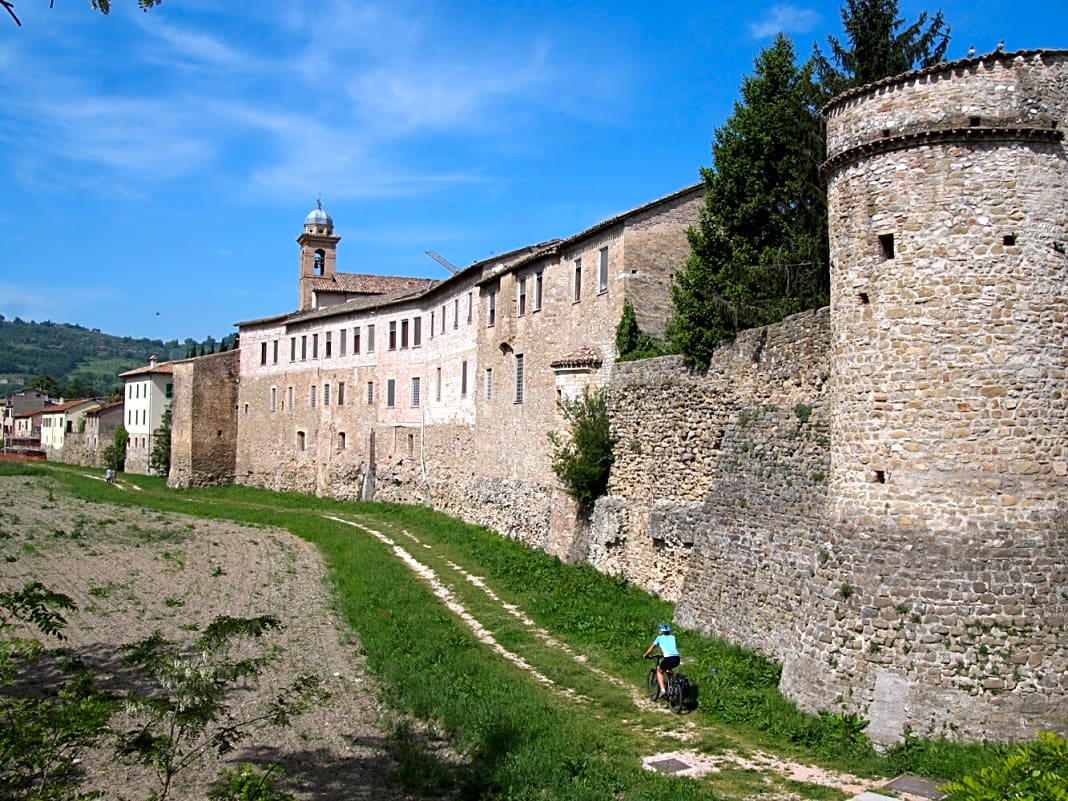 Trutzige Mauern schützen die Bewohner von Bevagna.
